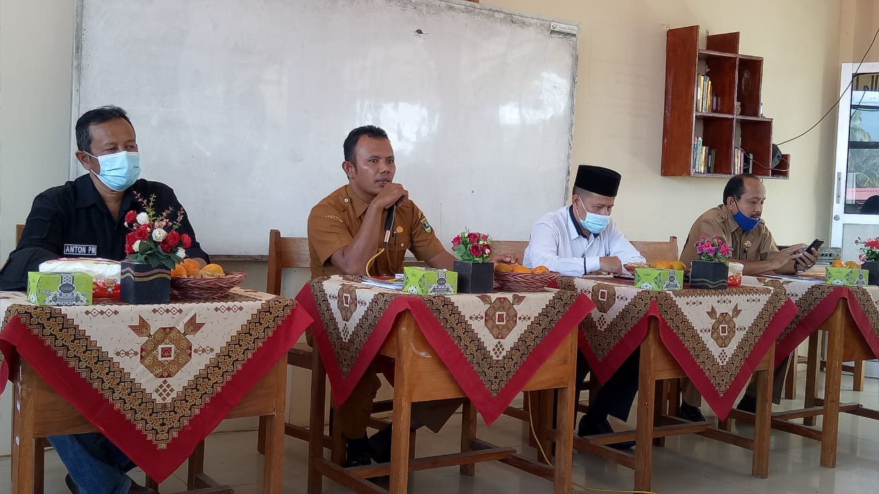 Kepala SMA 1 Batusangkar Rahmad bersama pengurus komite, memimpin rapat rencana belajar secara tatap muka